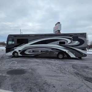 2017 Fleetwood Discovery Lxe 40E