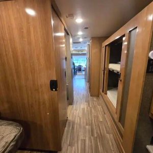 2019 Thor Motor Coach Miramar 37 1