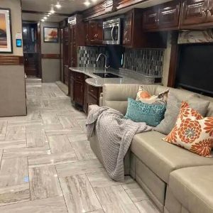 2017 Fleetwood Discovery Lxe 40E