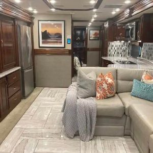 2017 Fleetwood Discovery Lxe 40E