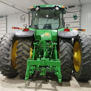 2002 JOHN DEERE Tractors 8420